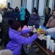 Verdeling van hulpgoederen op een treinstation in Oekraïne