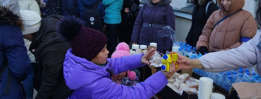 Verdeling van hulpgoederen op een treinstation in Oekraïne